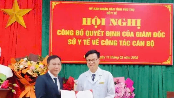 Đồng chí Lê Hồng Trung, Tỉnh ủy viên, Giám đốc Sở Y tế Phú Thọ (trái) trao Quyết định cho đồng chí Trương Như Hiển (phải).