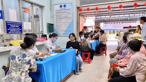 Bác sĩ Bệnh viện Bệnh Nhiệt đới Thành phố Hồ Chí Minh tầm soát sức khỏe người dân tại phường Thủ Dầu Một.