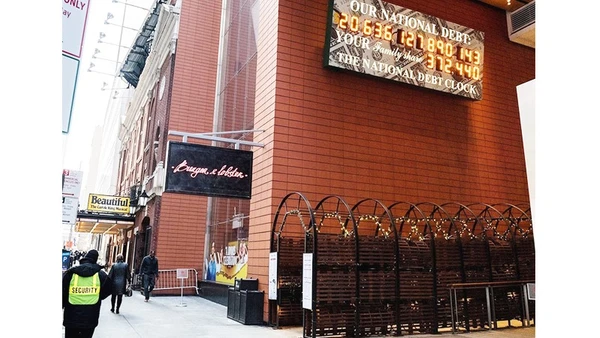 Chiếc đồng hồ hiển thị số nợ công của Chính phủ Mỹ đặt tại New York. Ảnh: THE WASHINGTON POST