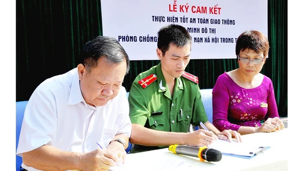 Công tác phối hợp giữa gia đình và nhà trường trong quản lý học sinh cần được đặc biệt quan tâm. Ảnh: SONG ANH