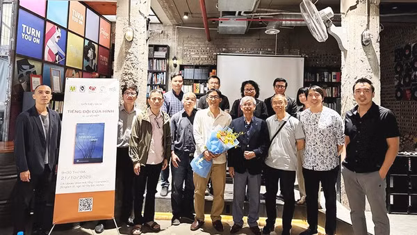 KTS Vũ Hiệp cùng các đồng nghiệp trong cuộc ra mắt sách.