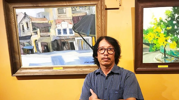 Họa sĩ Bùi Lê Dũng bên tác phẩm của mình.