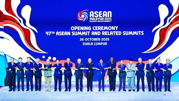 Các nhà lãnh đạo chụp ảnh chung tại Lễ khai mạc Hội nghị Cấp cao ASEAN lần thứ 47. Ảnh: TTXVN