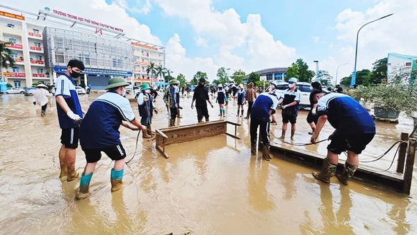 Học sinh Trường THPT Chuyên Bắc Kạn giúp dọn dẹp, vệ sinh môi trường tại Trường THPT Chuyên Thái Nguyên.