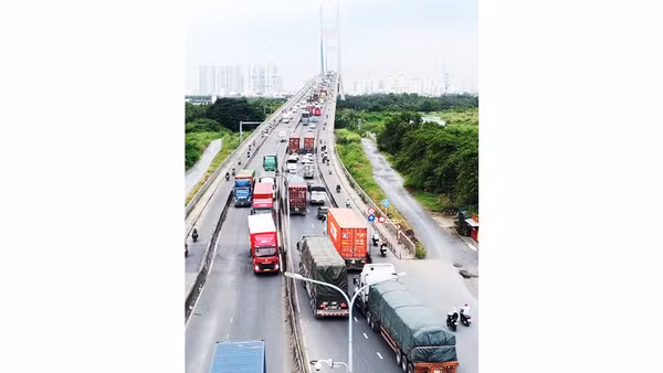 Nghẽn mạch giao thông quanh “trái tim” hàng hải cả nước