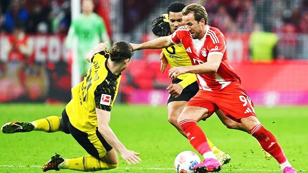 Harry Kane (số 9) là cầu thủ chơi hay nhất trận Der Klassiker giữa Bayern và Dortmund.