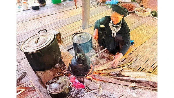 Bà Vàng Thị Sỏng trong căn bếp của người La Chí.