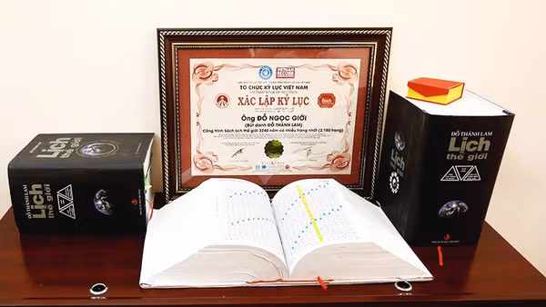 Một cuốn Lịch có Kỷ lục số trang nhiều nhất (4.019 trang), nặng 8 kg, NXB Tri thức, 2019.