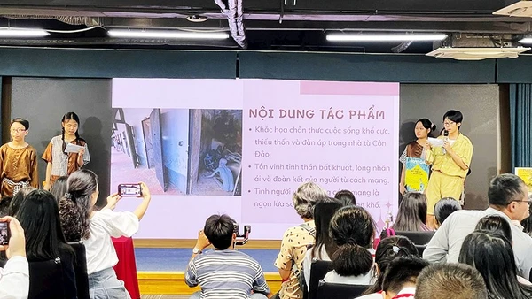 Các em học sinh giao lưu chia sẻ cảm xúc sau khi đọc tác phẩm của nhà văn Đoàn Giỏi.