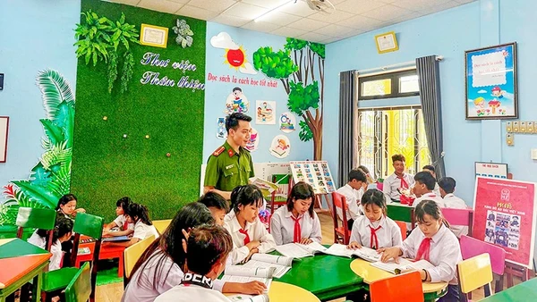 Thượng úy Khuất Việt Anh tham gia các hoạt động cộng đồng cùng các em học sinh vùng cao. Ảnh: NVCC