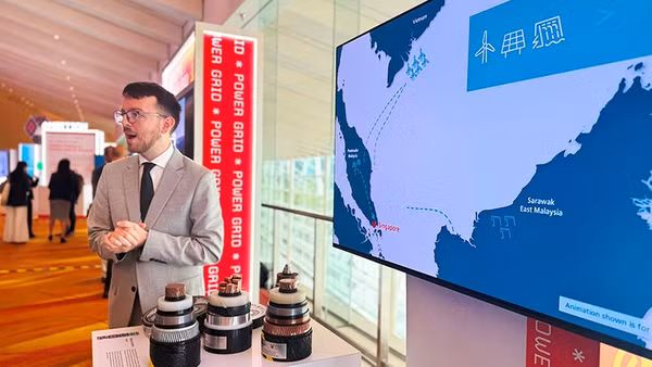 Giới thiệu công nghệ Solar Lidar tại Tuần lễ năng lượng quốc tế Singapore 2025. Ảnh: HỒNG VIỆT