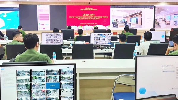 Lễ ra mắt Trung tâm thông tin chỉ huy tiếp nhận và xử lý tin báo sự cố cháy tại chỗ (PC07) Công an TP Hà Nội.