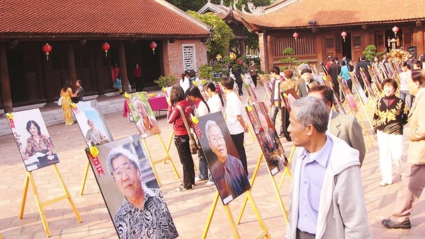 Một triển lãm ảnh tôn vinh các văn nghệ sĩ, trí thức uy tín, tích cực sáng tạo đóng góp cho nghề nghiệp và xã hội. Ảnh: QUANG HƯNG