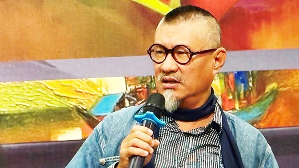 Họa sĩ Đào Hải Phong chia sẻ trong Art talk “Riêng một lối Phong” tháng 10/2025 tại Bảo tàng Mỹ thuật Việt Nam: “Công chúng ủng hộ để nghệ sĩ được nổi tiếng thì hoàn toàn cũng có thể lấy đi hào quang ấy nếu nghệ sĩ không đủ tâm, đủ tầm khiến họ thất vọng”. Ảnh: THỤY PHƯƠNG