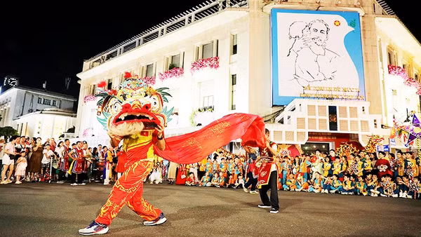 Niềm vui chung tỏa sáng nơi nơi.