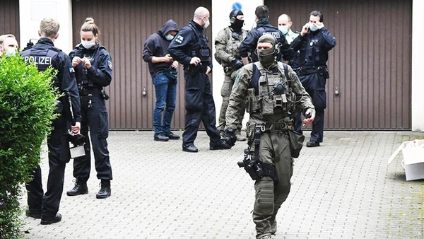 Cảnh sát Đức trong một chiến dịch triệt phá tội phạm rửa tiền. Ảnh: DPA