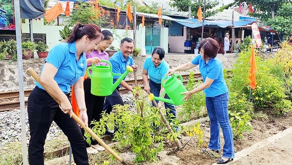 Chị em phụ nữ trồng thêm hoa, tạo cảnh quan xanh, sạch, đẹp tại các nhà ga, tuyến đường sắt.