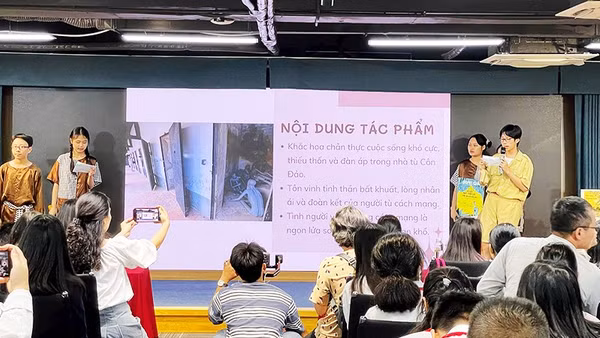 Các em học sinh giao lưu chia sẻ cảm xúc sau khi đọc tác phẩm của nhà văn Đoàn Giỏi.