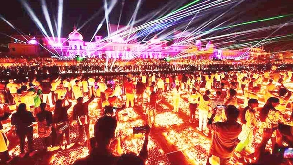 Ánh sáng tràn ngập khắp không gian lễ hội. Ảnh: GETTY IMAGES