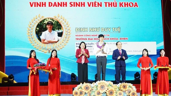 Chương trình vinh danh thủ khoa