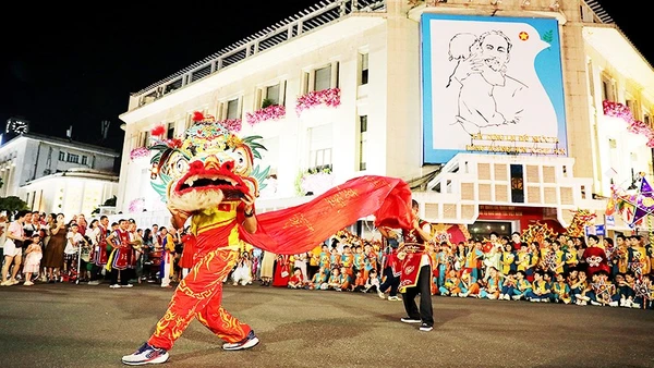 Niềm vui chung tỏa sáng nơi nơi.