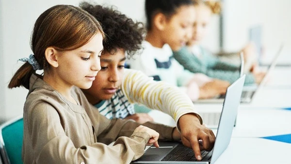 Giáo dục số giúp tăng tỷ lệ xóa mù chữ tại những nước nghèo. Ảnh: SHUTTERSTOCK