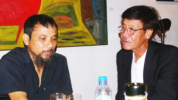 Hai họa sĩ, nhà nghiên cứu vừa là thầy-trò, vừa là đồng nghiệp: Nguyễn Quân và Phan Cẩm Thượng, luôn dành cho nhau sự trân quý dù lối đi có những điểm khác nhau. Ảnh: QUANG HƯNG 