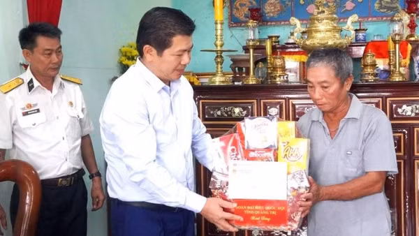 Phó Bí thư Thường trực Tỉnh ủy, Trưởng đoàn đại biểu Quốc hội tỉnh Quảng Trị Trần Vũ Khiêm tặng quà gia đình liệt sĩ Phạm Văn Thái.