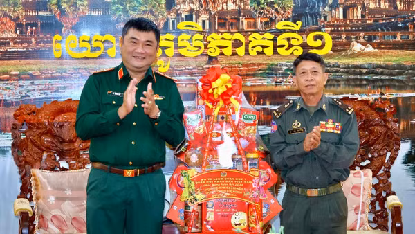 Trung tướng Lê Xuân Thế, Tư lệnh Quân khu 7 chúc Tết cổ truyền Chol Chnam Thmay tại Quân khu 1, Quân đội Hoàng gia Campuchia. (Ảnh: LÊ HUY)