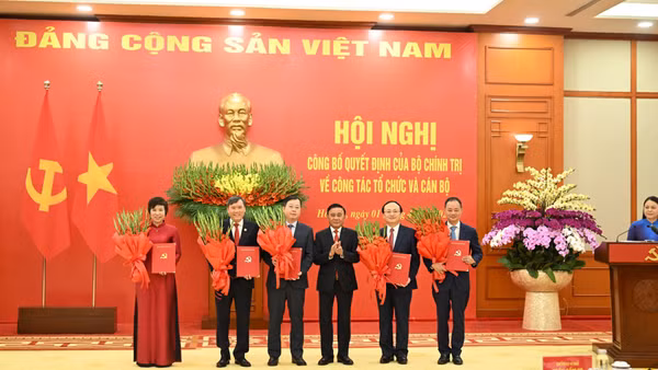 Thường trực Ban Bí thư Trần Cẩm Tú trao các Quyết định cho 5 cơ quan gồm: Đài Truyền hình Việt Nam, Đài Tiếng nói Việt Nam, Thông tấn xã Việt Nam, Viện Hàn lâm Khoa học xã hội Việt Nam, Viện Hàn lâm Khoa học và Công nghệ Việt Nam. (Ảnh: DUY LINH)