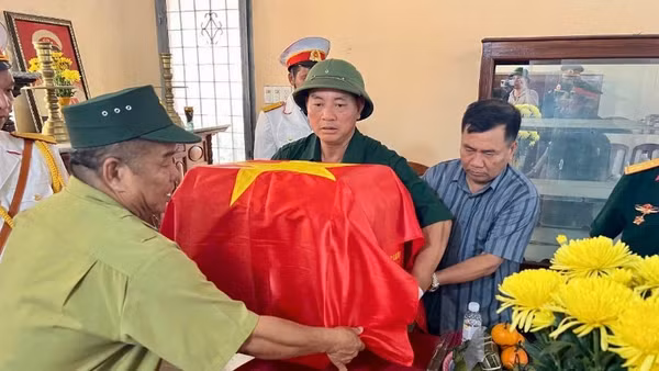 Đưa hài cốt liệt sĩ Nguyễn Xuân Lưu từ Tây Ninh về quê Hưng Yên. 