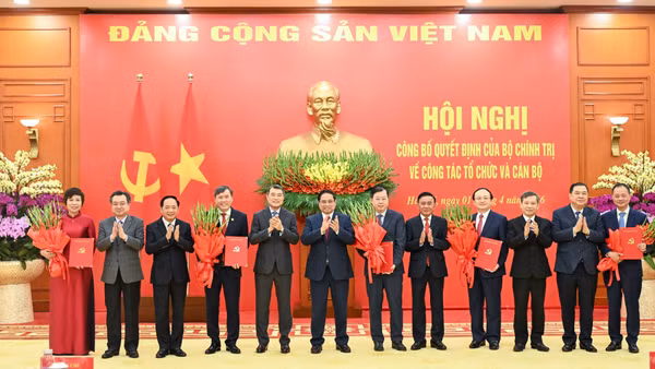 Thủ tướng Phạm Minh Chính, Thường trực Ban Bí thư Trần Cẩm Tú và các đồng chí lãnh đạo Đảng, Nhà nước chúc mừng 5 cơ quan, gồm: Đài Truyền hình Việt Nam, Đài Tiếng nói Việt Nam, Thông tấn xã Việt Nam, Viện Hàn lâm Khoa học xã hội Việt Nam, Viện Hàn lâm Khoa học và Công nghệ Việt Nam. (Ảnh: DUY LINH)