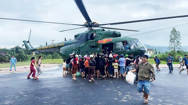 Mang hàng cứu trợ tới xã Phong Liên 1 và Phong Liên 2.