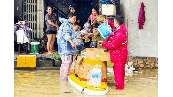 Những phần quà nhỏ, chia sẻ với bà con vùng trũng đang chật vật sau lũ. Ảnh: TRƯƠNG ĐỊNH