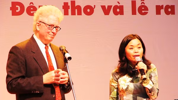 Nhà thơ Kevin Bowen và nhà thơ Nguyễn Phan Quế Mai trong cuộc ra mắt tập thơ "Khúc hát thành Cổ Loa" của ông tại Việt Nam. Ảnh: QUANG HƯNG