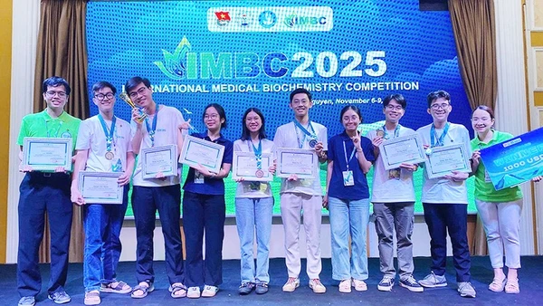 Thành viên các đội tuyển đã mang chiến thắng về cho Trường đại học Y - Dược, Đại học Huế.