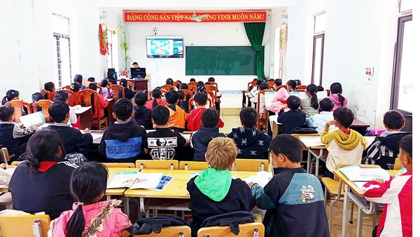 Trường phổ thông bán trú trung học cơ sở Phố Là tổ chức các lớp học trực tuyến môn tiếng Anh.