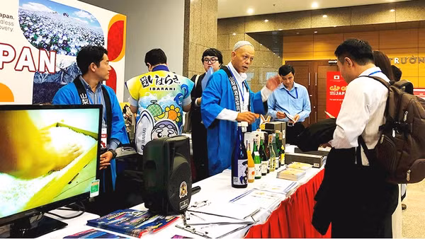 Doanh nghiệp Nhật Bản giới thiệu sản phẩm. Ảnh: THANH TÂM