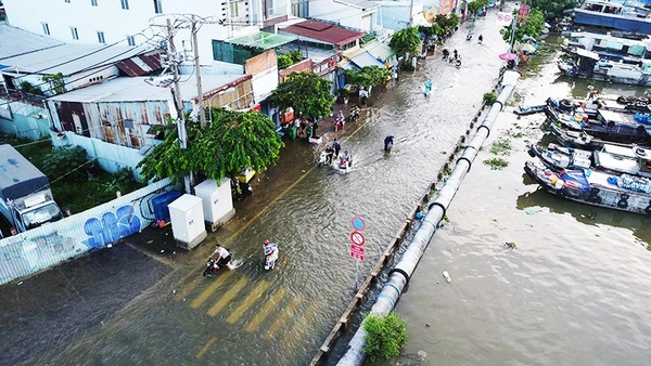Ngập do triều cường tại TP. Hồ Chí Minh. Ảnh: THẾ ANH