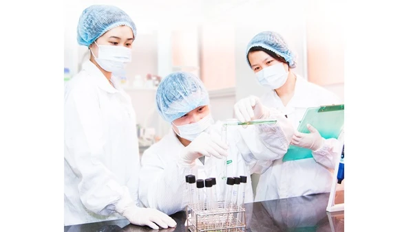 Nghiên cứu khoa học tại Công ty vắc-xin và sinh phẩm số 1-vabiotech. Ảnh: HẢI NAM