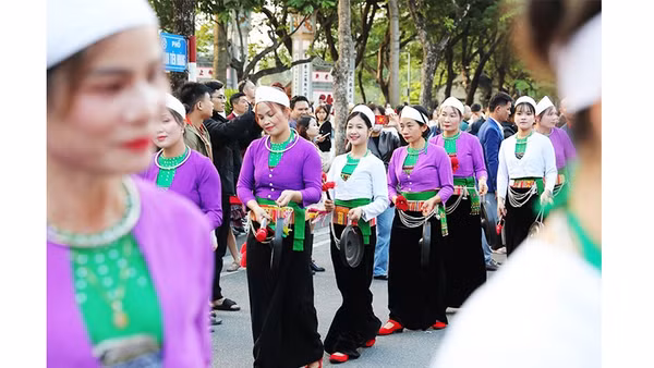 Hàng trăm nghệ nhân dân tộc Mường đã có buổi trình diễn sôi động tại phố đi bộ Hồ Gươm.