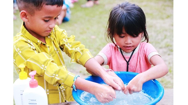 Dạy em giữ gìn vệ sinh cá nhân.
