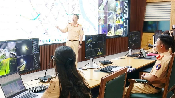 “Mắt thần” siết chặt kỷ cương giao thông đô thị