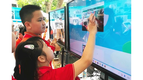 Cần trang bị tốt về bản sắc văn hóa và bản lĩnh xã hội khi tham gia môi trường mạng và sử dụng các ứng dụng công nghệ. Ảnh: HOÀNG HOA