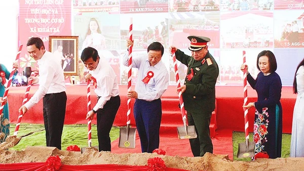 Các đại biểu khởi công xây dựng công trình Trường phổ thông nội trú liên cấp tiểu học và trung học cơ sở xã Khuất Xá (Bắc Kạn).