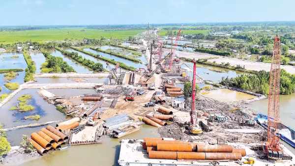 Nhờ đồng thuận của nhân dân, công trường đường cao tốc Cà Mau-Đất Mũi (đoạn ngang khu vực xã Cái Nước, tỉnh Cà Mau) có mặt bằng sạch để đẩy nhanh tiến độ.