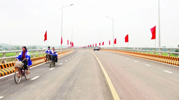 Học sinh đi qua cầu Cẩm Vân tới lớp, tới trường.