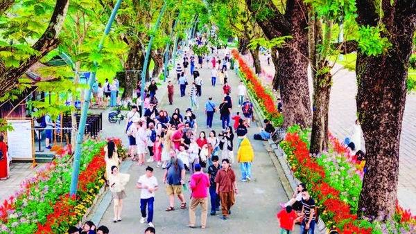 Khách du lịch đến Huế tăng cao trong dịp Tết.