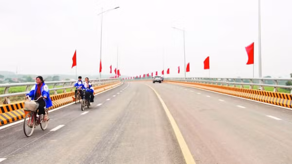 Học sinh đi qua cầu Cẩm Vân tới lớp, tới trường.