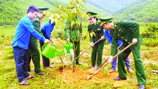 Tuổi trẻ Bộ đội Biên phòng tỉnh Nghệ An và đoàn viên thanh niên địa phương hăng hái trồng cây Xuân Bính Ngọ 2026. (Ảnh HIẾU THẠCH)